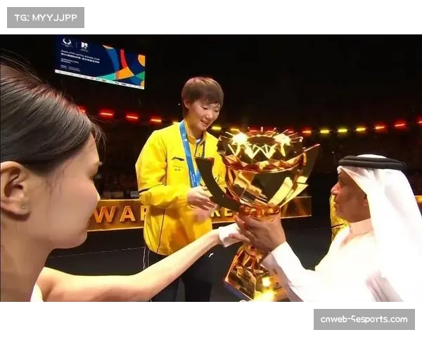 特写：颁奖典礼上，亚军与季军共同搀扶抽筋的冠军走下领奖台